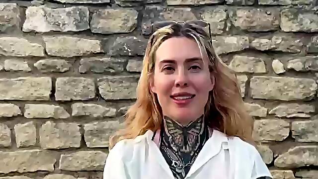 Emma, 21, is getting into pure exhibitionism! - Jacquie et Michel TV