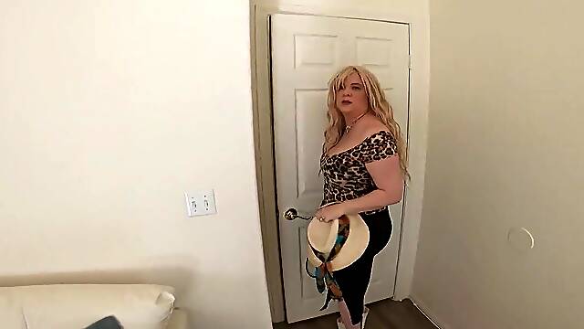 Stepmom is going to use her moisture to keep him happy