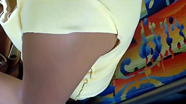 Descuido de blusa en autobus se le ve sus grandes tetas (downblouse