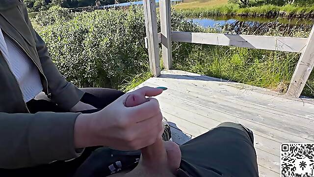 PAWG gets filthy at the lake viewing point - this babe doesnt give a screw about getting caught!