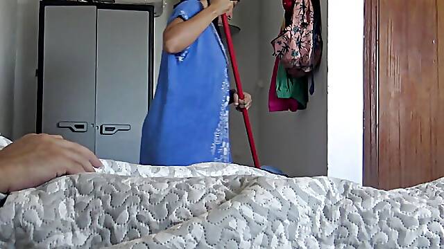 Real Amateur Cleaning Maid Gives Her First Rimjob And Swallows His Cum