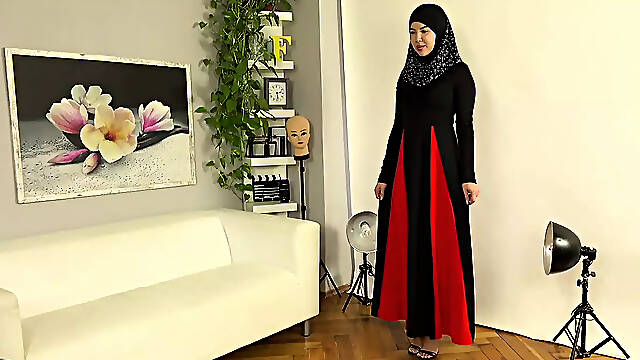 Bitch in hijab wants some photos from horny photographer