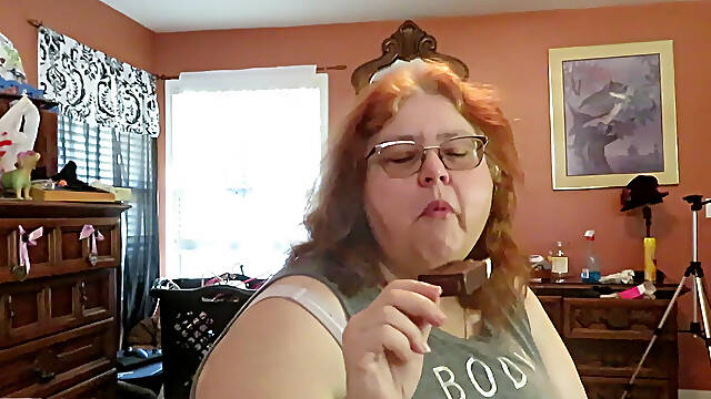 BBW nurse Vicki enjoys eatting a chocolate vanilla ice cream popsiscle